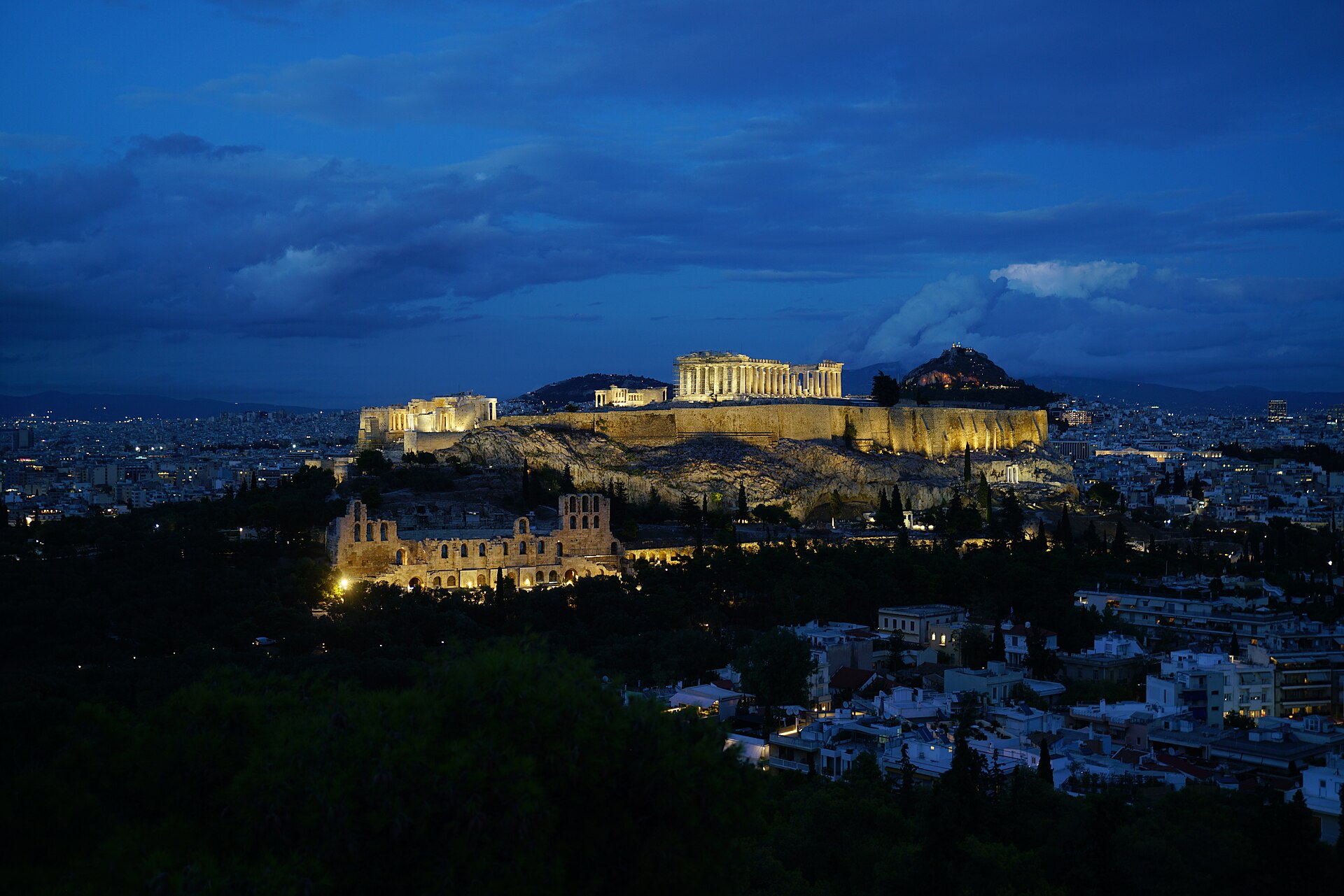 Acropole d’Athènes illuminée à l’heure bleue depuis la colline de Philopappos