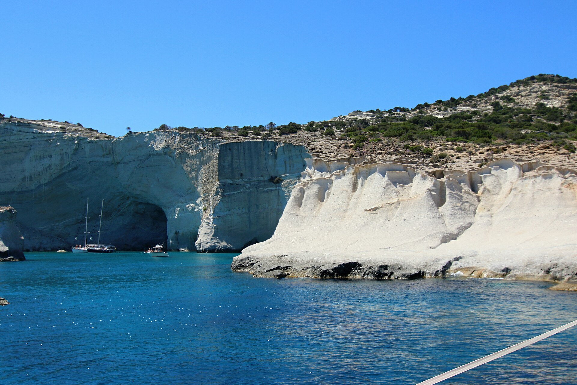 Falaises et arches blanches de Kleftiko vues depuis la mer