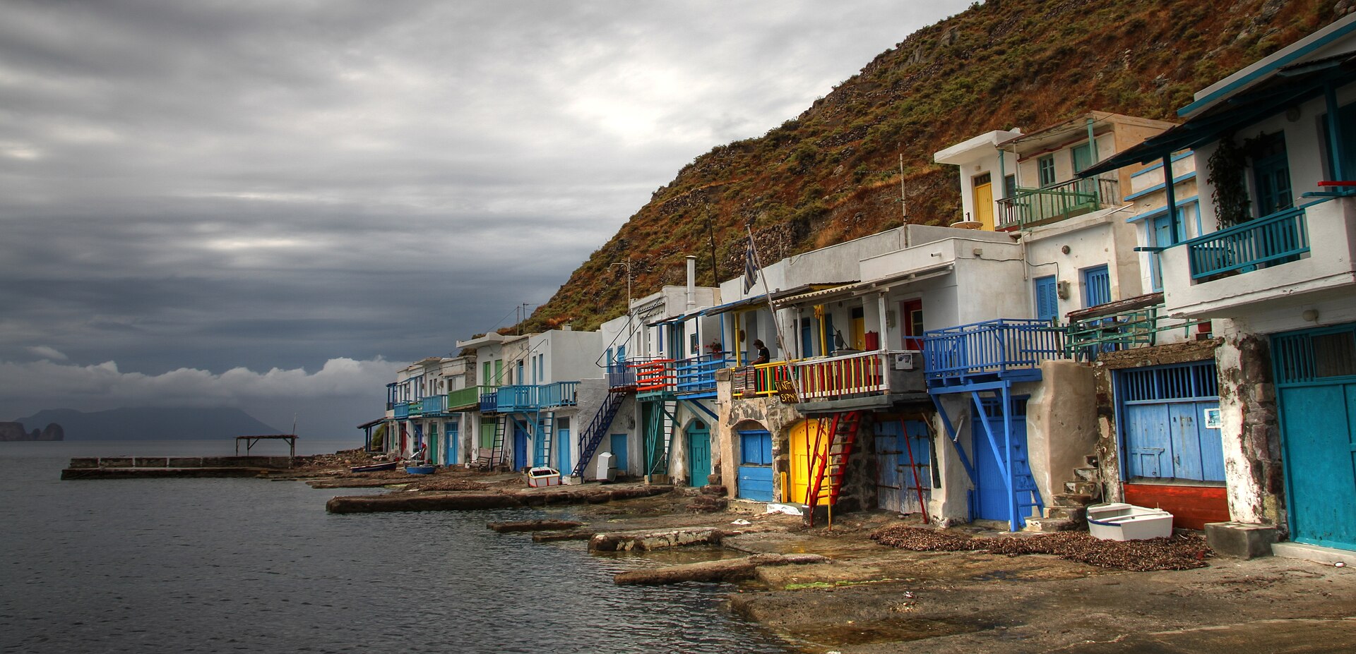 Maisons de pêcheurs colorées au bord de l’eau à Klima, Milos