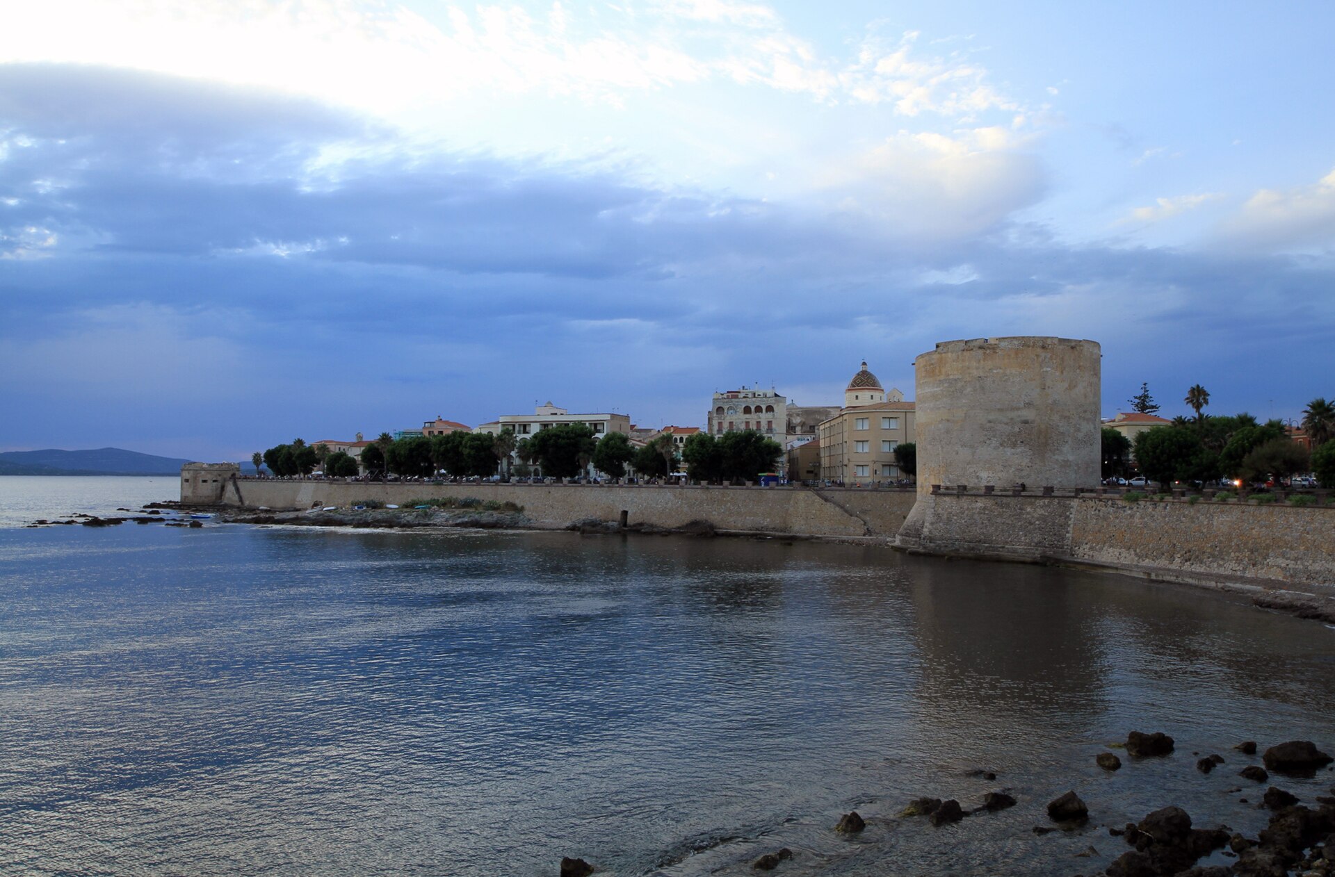 Remparts et tours du centre historique d’Alghero au bord de la mer