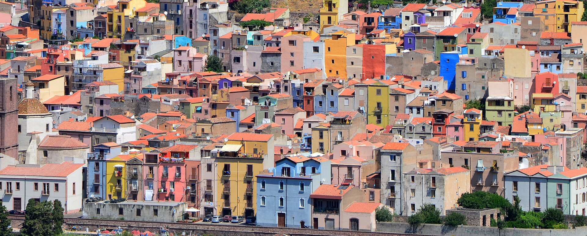 Maisons colorées serrées sur la colline de Bosa