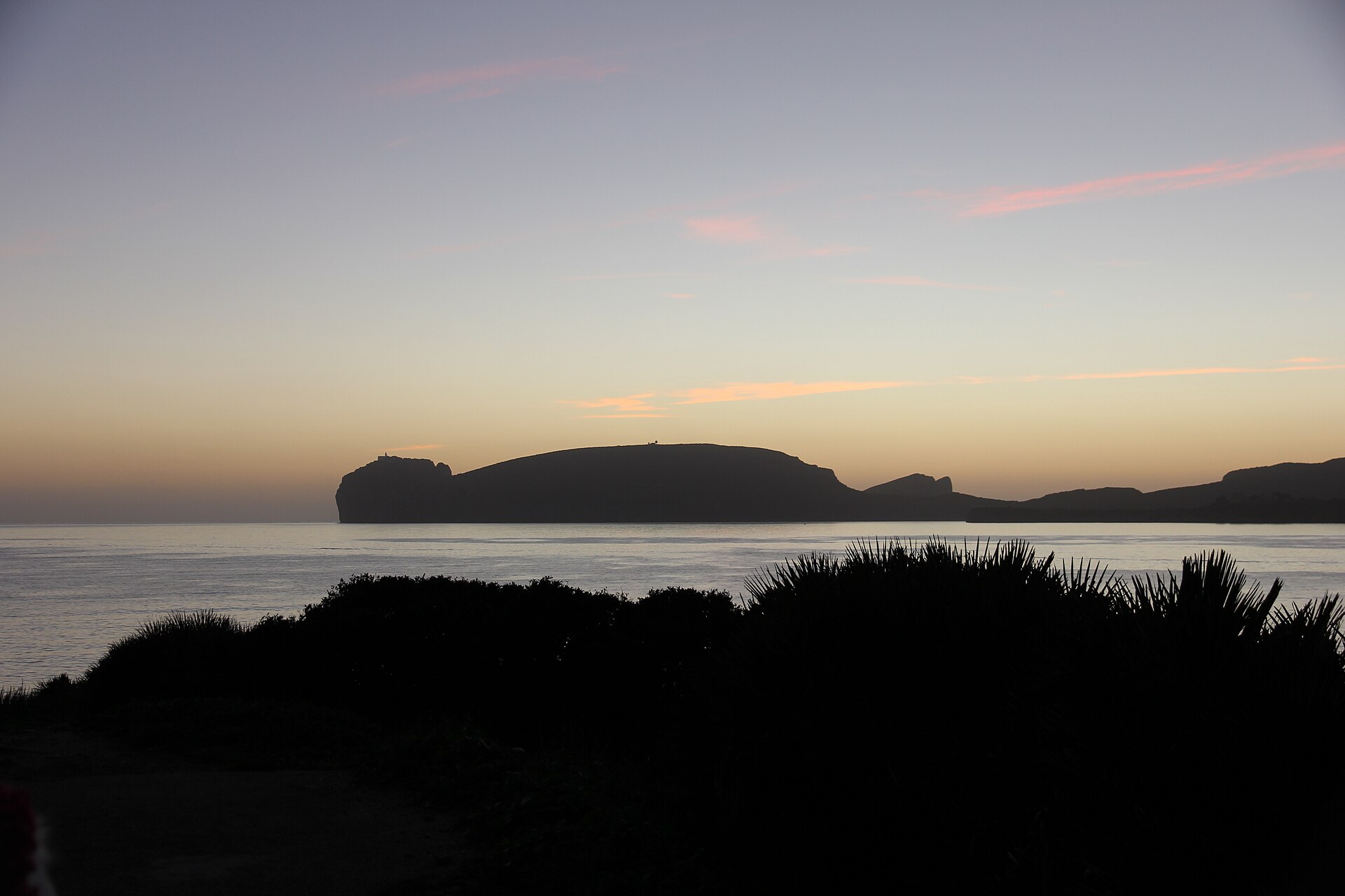 Silhouette rocheuse de Capo Caccia au coucher du soleil