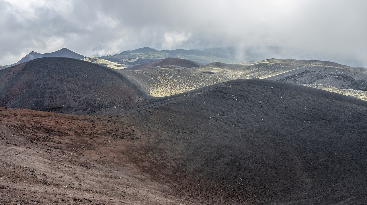 Cratères et pentes sombres de l’Etna