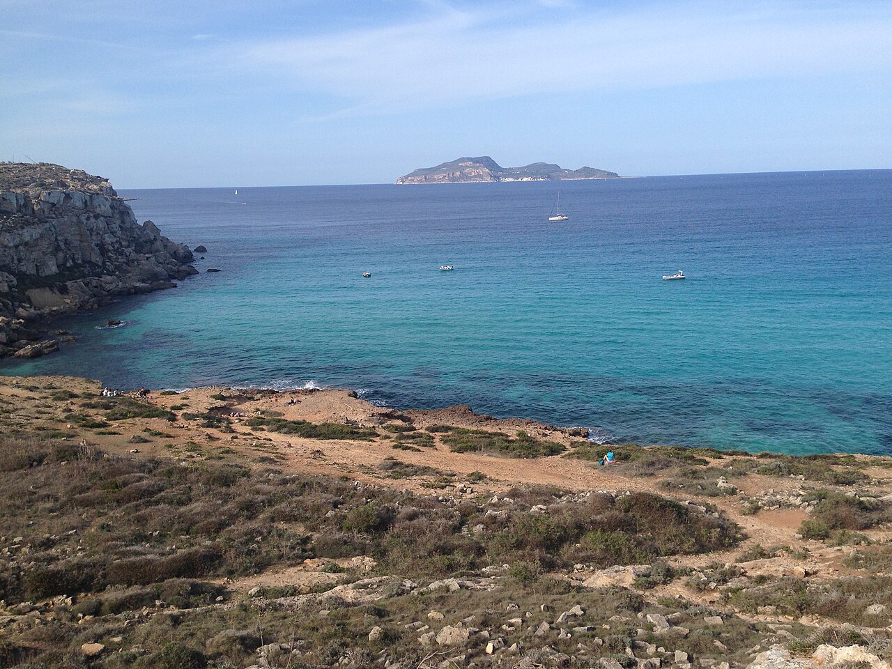 Mer turquoise et côte rocheuse de Cala Rossa à Favignana