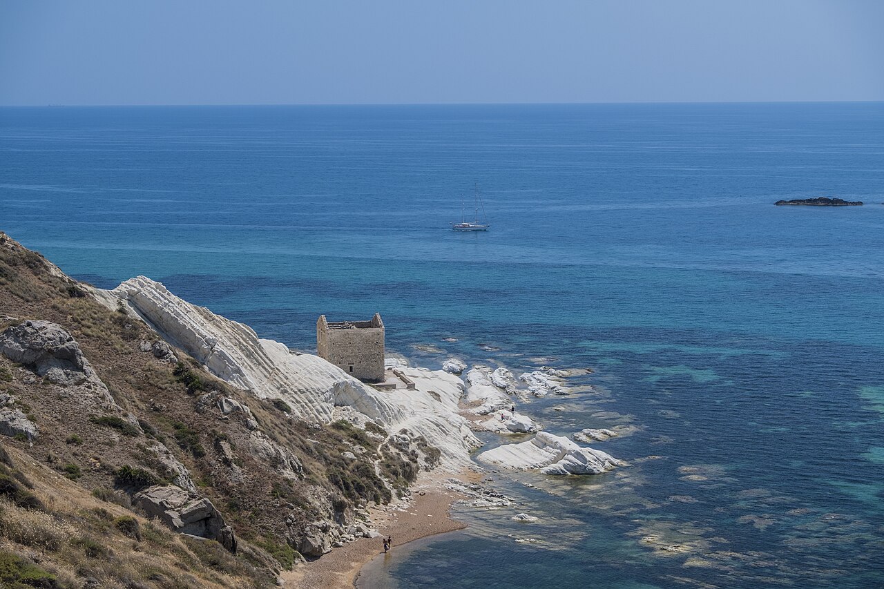 Punta Bianca, sa falaise blanche et son ancienne tour au bord de la mer
