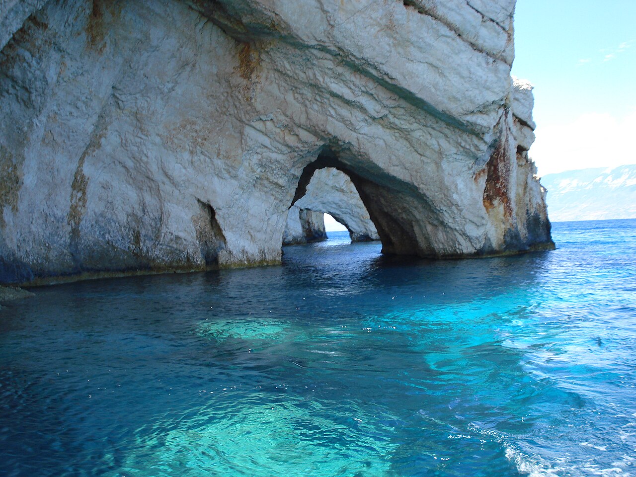 Une arche calcaire des Blue Caves au-dessus d’une eau turquoise