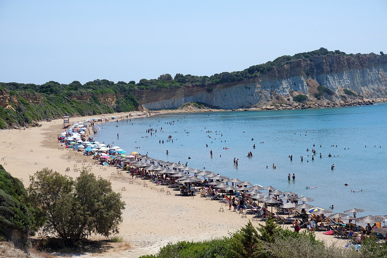 La grande plage de sable de Gerakas et ses falaises claires