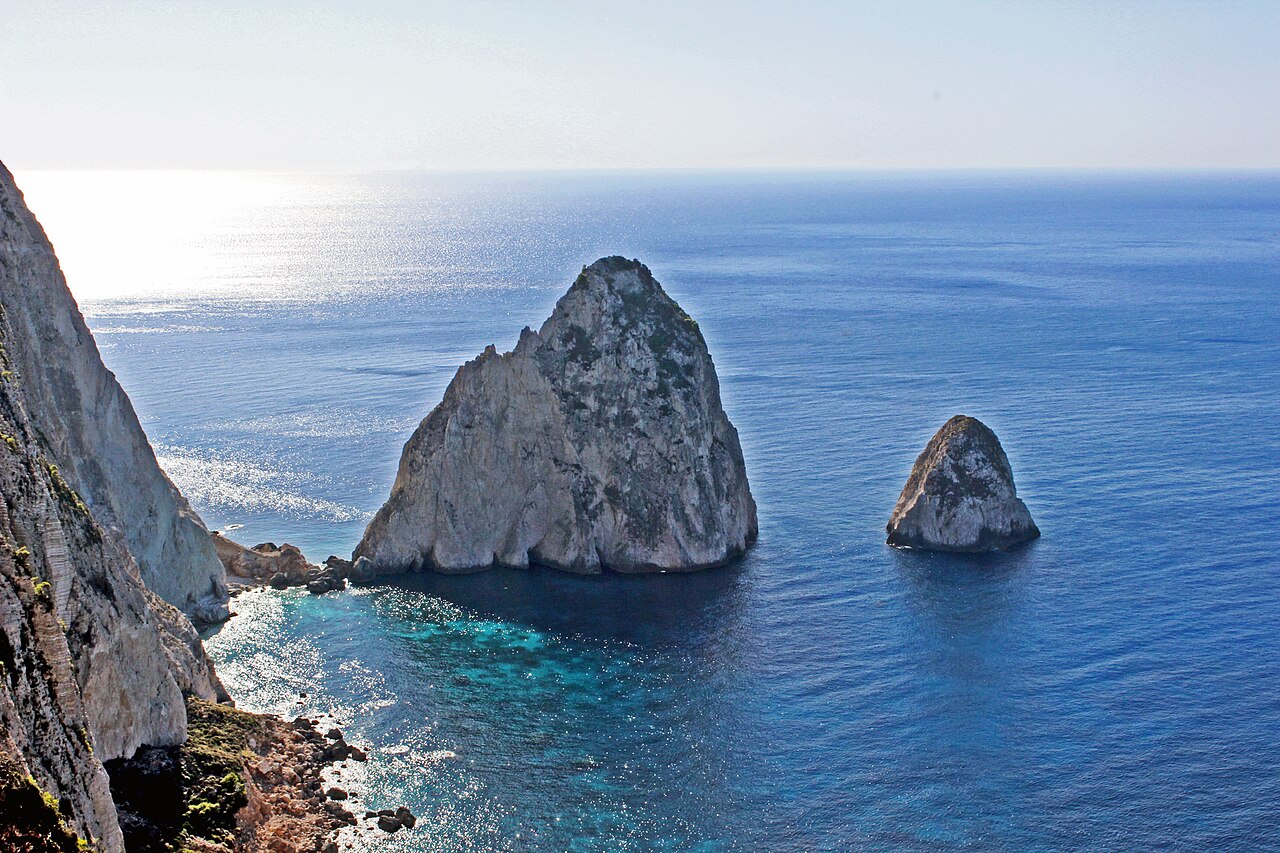 Les deux rochers de Myzithres dans la mer Ionienne vus depuis la côte de Keri