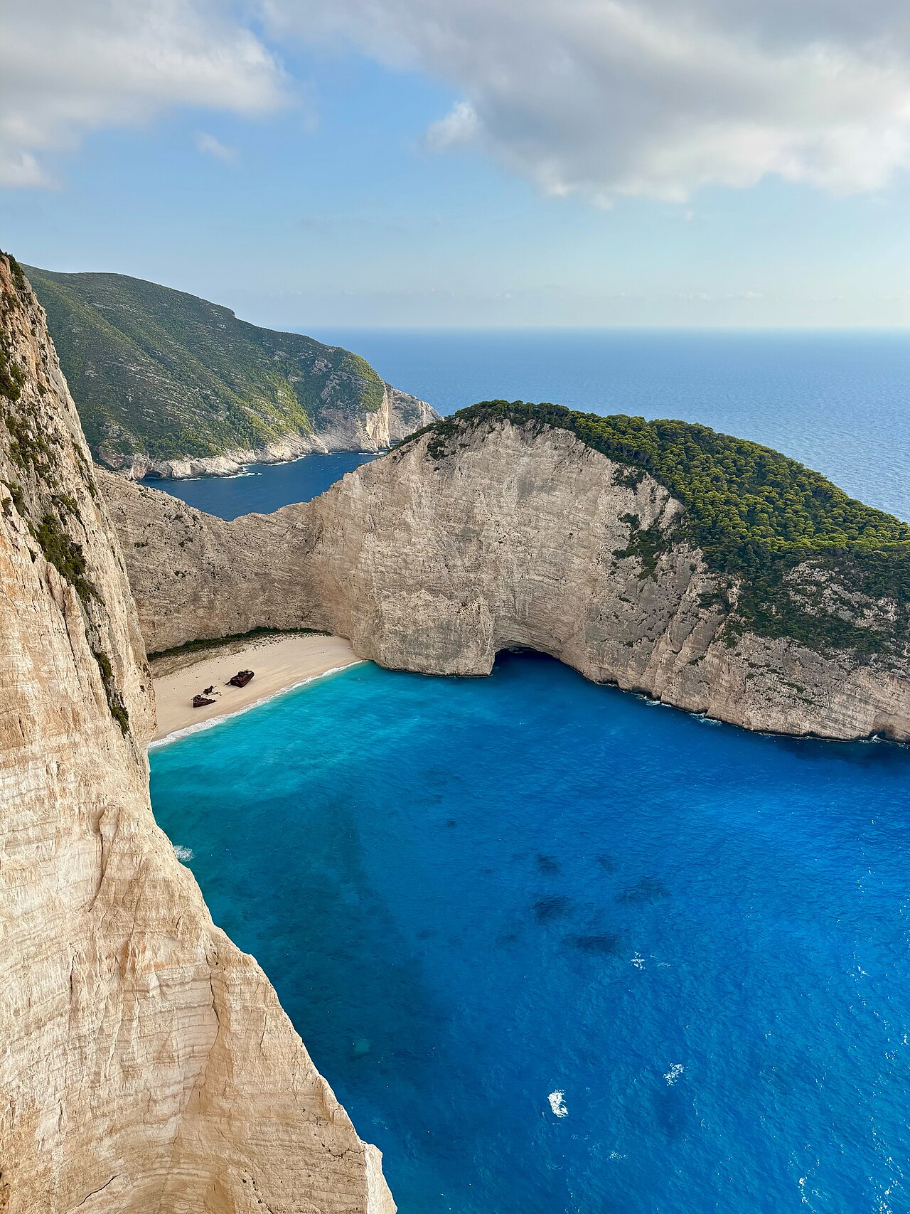 La baie de Navagio vue depuis les falaises, avec l’épave sur la plage